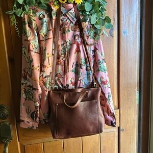 Portland Leather Medium nutmeg crossbody with zipper in beautiful condition.